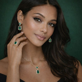 Mabyla | Smaragdgrüne Halskette mit passenden Ohrringen und Ring als Geschenk