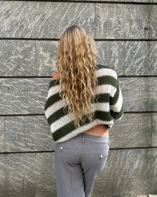 "Louisa | Gestreifter Strickpullover" can be rewritten as "Louisa | Streifenmuster Strickpullover".