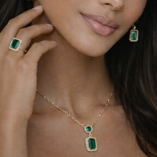 Mabyla | Smaragdgrüne Halskette mit passenden Ohrringen und Ring als Geschenk